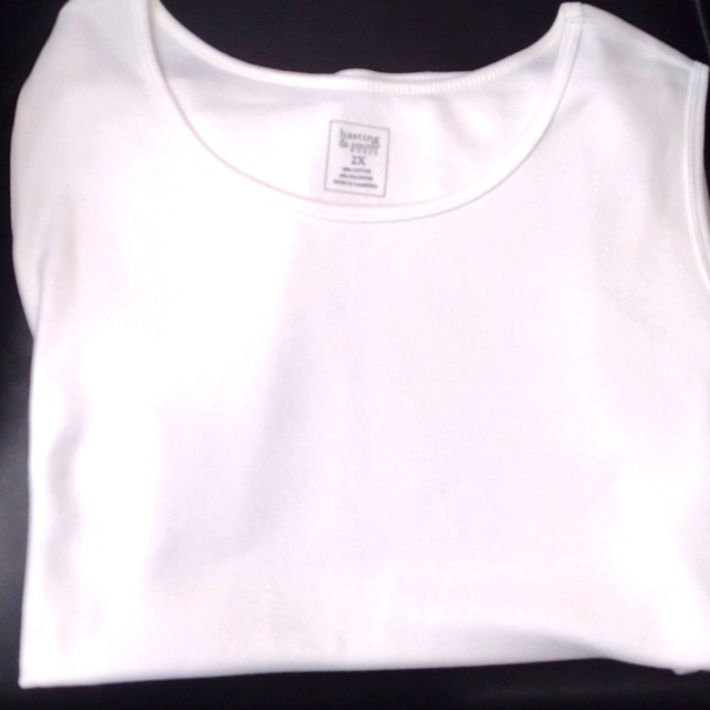 Bundle of 2 white tanks Size 2x Preswick & Moore